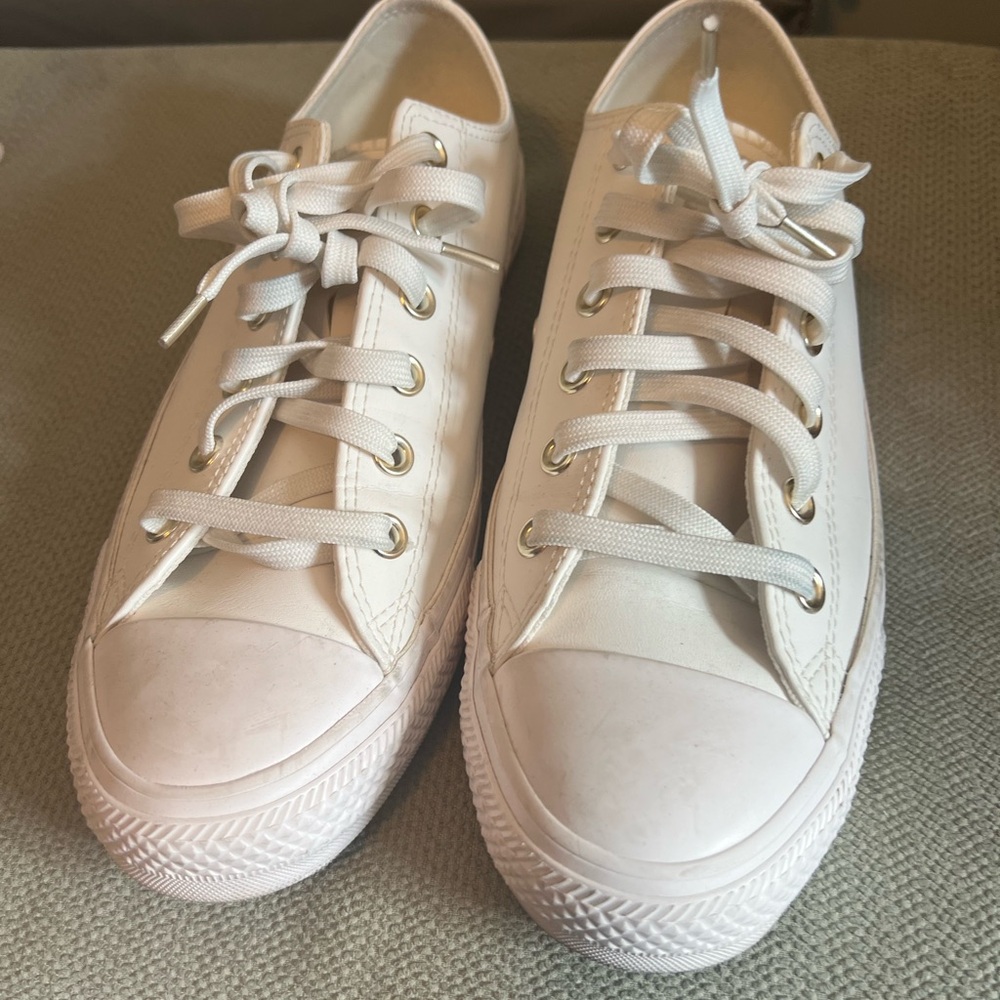 Classic White Women's Sneakers (Converse)